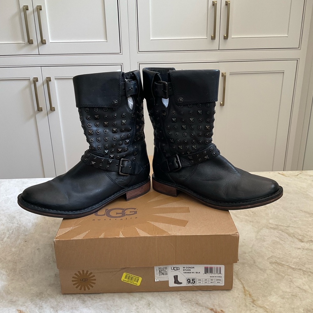 UGG BLACK LEATHER CONOR STUDS MOTO BOOTS - Picture 9 of 12